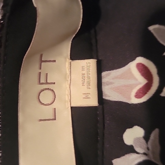 Loft, Size M, Tiered Floral Blouse, Velvet Choker Collar, Excellent Condition! - Picture 7 of 9